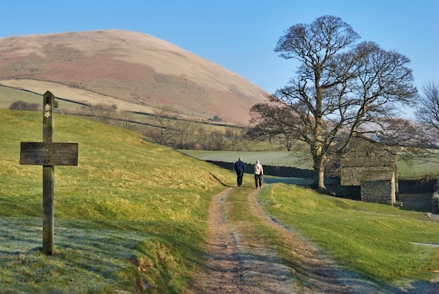 People on a walk in the Enlgish countryside